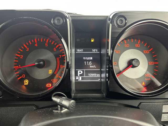 スズキ ジムニー XC 愛知県 2022(令4)年 1.1万km ミディアムグレー 禁煙車/ワンオーナー/４WD/ターボ/純正7インチディスプレイオーディオ/（AM/FM/CD/DVD/Bluetooth/USB）/バックカメラ/スズキセーフティサポート/・衝突軽減ブレーキ/・レーンキープアシスト/・オートマチックハイビーム/ETC/デジタルインナーミラー/前後ドライブレコーダー/シートヒーター/アイドリングストップ/ダウンヒルアシスト/ヘッドライトウォッシャー/純正16インチアルミホイール/純正フロントグリル有/スマートキー/スペアキー1本/プッシュスタート/LEDヘッドライト/フロントフォグランプ/オートライト/純正フロアマット/横滑り防止装置/電動格納ミラー/ヒーテッドドアミラー/