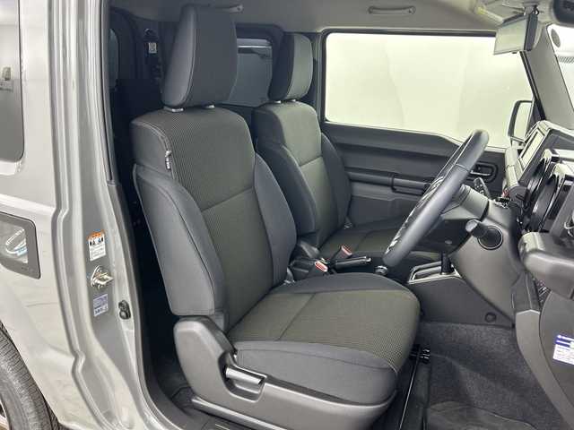 スズキ ジムニー XC 愛知県 2022(令4)年 1.1万km ミディアムグレー 禁煙車/ワンオーナー/４WD/ターボ/純正7インチディスプレイオーディオ/（AM/FM/CD/DVD/Bluetooth/USB）/バックカメラ/スズキセーフティサポート/・衝突軽減ブレーキ/・レーンキープアシスト/・オートマチックハイビーム/ETC/デジタルインナーミラー/前後ドライブレコーダー/シートヒーター/アイドリングストップ/ダウンヒルアシスト/ヘッドライトウォッシャー/純正16インチアルミホイール/純正フロントグリル有/スマートキー/スペアキー1本/プッシュスタート/LEDヘッドライト/フロントフォグランプ/オートライト/純正フロアマット/横滑り防止装置/電動格納ミラー/ヒーテッドドアミラー/