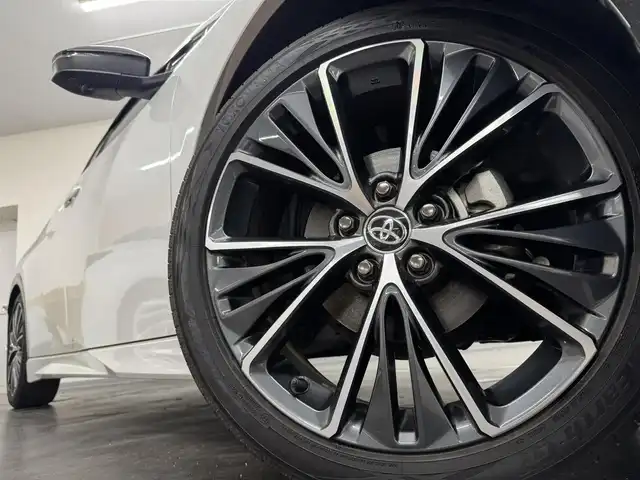 トヨタ プリウス Z 三重県 2023(令5)年 6.8万km プラチナホワイトパールマイカ ハイブリッド/FF/フロアCVT/純正 12.3インチディスプレイオーディオPlus＆ナビ/（FM/AM/TV/Bluetooth/USB/iPod/CarPlay/AndroidAuto/Miracast）/バックガイドモニター/モデリスタエアロ（F/S/R下）/ドライブレコーダー 前後/ETC2.0/Toyota Safety Sense/●プリクラッシュセーフティ/●レーントレーシングアシスト/●レーダークルコン（全車速追従機能付）/●オートハイビーム/●ロードサインアシスト/●ドライバー異常時対応システム/●プロアクティブドライビングアシスト/●発進遅れ告知機能/・緊急時操舵支援＋フロントクロストラフィックアラート/・ブラインドスポットモニター＆＋安心降車アシスト［SEA］＋後方車両接近告知（【OP】周辺車両接近時サポート（録画機能））/・トヨタ チームメイト［アドバンスト パーク］（リモート機能付）/など/装備/・AC100Vアクセサリーコンセント（1500W）/・シートヒーター＆ベンチレーション（D/N）/・オートライト/・LEDヘッドランプ/・オートエアコン/・電子パーキングブレーキ＆ブレーキホールド/・ステアリングスイッチ/・保/取/・19inAW/・スマートキーx2/など
