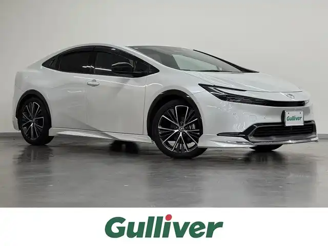 トヨタ プリウス Z 三重県 2023(令5)年 6.8万km プラチナホワイトパールマイカ ハイブリッド/FF/フロアCVT/純正 12.3インチディスプレイオーディオPlus＆ナビ/（FM/AM/TV/Bluetooth/USB/iPod/CarPlay/AndroidAuto/Miracast）/バックガイドモニター/モデリスタエアロ（F/S/R下）/ドライブレコーダー 前後/ETC2.0/Toyota Safety Sense/●プリクラッシュセーフティ/●レーントレーシングアシスト/●レーダークルコン（全車速追従機能付）/●オートハイビーム/●ロードサインアシスト/●ドライバー異常時対応システム/●プロアクティブドライビングアシスト/●発進遅れ告知機能/・緊急時操舵支援＋フロントクロストラフィックアラート/・ブラインドスポットモニター＆＋安心降車アシスト［SEA］＋後方車両接近告知（【OP】周辺車両接近時サポート（録画機能））/・トヨタ チームメイト［アドバンスト パーク］（リモート機能付）/など/装備/・AC100Vアクセサリーコンセント（1500W）/・シートヒーター＆ベンチレーション（D/N）/・オートライト/・LEDヘッドランプ/・オートエアコン/・電子パーキングブレーキ＆ブレーキホールド/・ステアリングスイッチ/・保/取/・19inAW/・スマートキーx2/など