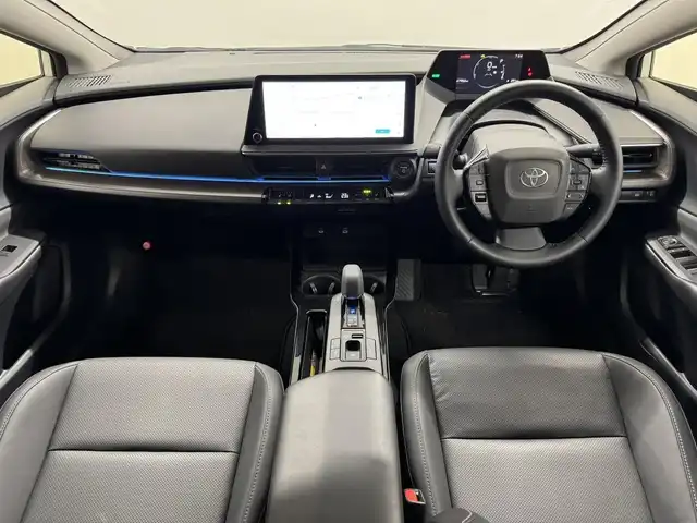 トヨタ プリウス Z 三重県 2023(令5)年 6.8万km プラチナホワイトパールマイカ ハイブリッド/FF/フロアCVT/純正 12.3インチディスプレイオーディオPlus＆ナビ/（FM/AM/TV/Bluetooth/USB/iPod/CarPlay/AndroidAuto/Miracast）/バックガイドモニター/モデリスタエアロ（F/S/R下）/ドライブレコーダー 前後/ETC2.0/Toyota Safety Sense/●プリクラッシュセーフティ/●レーントレーシングアシスト/●レーダークルコン（全車速追従機能付）/●オートハイビーム/●ロードサインアシスト/●ドライバー異常時対応システム/●プロアクティブドライビングアシスト/●発進遅れ告知機能/・緊急時操舵支援＋フロントクロストラフィックアラート/・ブラインドスポットモニター＆＋安心降車アシスト［SEA］＋後方車両接近告知（【OP】周辺車両接近時サポート（録画機能））/・トヨタ チームメイト［アドバンスト パーク］（リモート機能付）/など/装備/・AC100Vアクセサリーコンセント（1500W）/・シートヒーター＆ベンチレーション（D/N）/・オートライト/・LEDヘッドランプ/・オートエアコン/・電子パーキングブレーキ＆ブレーキホールド/・ステアリングスイッチ/・保/取/・19inAW/・スマートキーx2/など