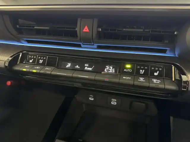 トヨタ プリウス Z 三重県 2023(令5)年 6.8万km プラチナホワイトパールマイカ ハイブリッド/FF/フロアCVT/純正 12.3インチディスプレイオーディオPlus＆ナビ/（FM/AM/TV/Bluetooth/USB/iPod/CarPlay/AndroidAuto/Miracast）/バックガイドモニター/モデリスタエアロ（F/S/R下）/ドライブレコーダー 前後/ETC2.0/Toyota Safety Sense/●プリクラッシュセーフティ/●レーントレーシングアシスト/●レーダークルコン（全車速追従機能付）/●オートハイビーム/●ロードサインアシスト/●ドライバー異常時対応システム/●プロアクティブドライビングアシスト/●発進遅れ告知機能/・緊急時操舵支援＋フロントクロストラフィックアラート/・ブラインドスポットモニター＆＋安心降車アシスト［SEA］＋後方車両接近告知（【OP】周辺車両接近時サポート（録画機能））/・トヨタ チームメイト［アドバンスト パーク］（リモート機能付）/など/装備/・AC100Vアクセサリーコンセント（1500W）/・シートヒーター＆ベンチレーション（D/N）/・オートライト/・LEDヘッドランプ/・オートエアコン/・電子パーキングブレーキ＆ブレーキホールド/・ステアリングスイッチ/・保/取/・19inAW/・スマートキーx2/など