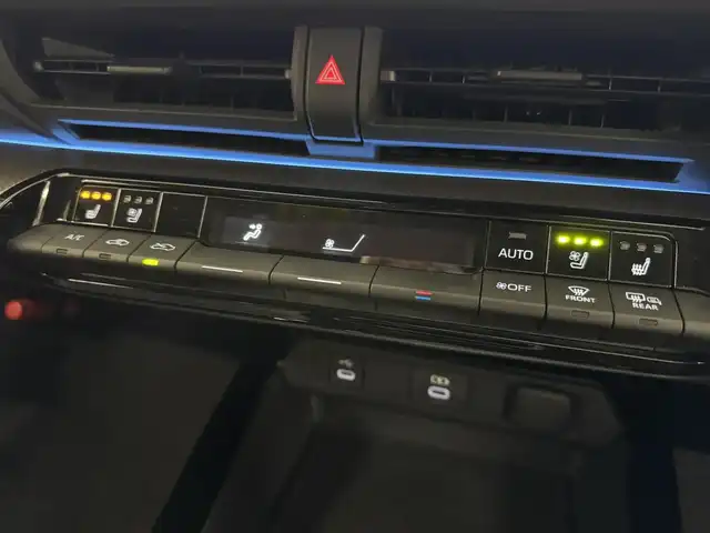 トヨタ プリウス Z 三重県 2023(令5)年 6.8万km プラチナホワイトパールマイカ ハイブリッド/FF/フロアCVT/純正 12.3インチディスプレイオーディオPlus＆ナビ/（FM/AM/TV/Bluetooth/USB/iPod/CarPlay/AndroidAuto/Miracast）/バックガイドモニター/モデリスタエアロ（F/S/R下）/ドライブレコーダー 前後/ETC2.0/Toyota Safety Sense/●プリクラッシュセーフティ/●レーントレーシングアシスト/●レーダークルコン（全車速追従機能付）/●オートハイビーム/●ロードサインアシスト/●ドライバー異常時対応システム/●プロアクティブドライビングアシスト/●発進遅れ告知機能/・緊急時操舵支援＋フロントクロストラフィックアラート/・ブラインドスポットモニター＆＋安心降車アシスト［SEA］＋後方車両接近告知（【OP】周辺車両接近時サポート（録画機能））/・トヨタ チームメイト［アドバンスト パーク］（リモート機能付）/など/装備/・AC100Vアクセサリーコンセント（1500W）/・シートヒーター＆ベンチレーション（D/N）/・オートライト/・LEDヘッドランプ/・オートエアコン/・電子パーキングブレーキ＆ブレーキホールド/・ステアリングスイッチ/・保/取/・19inAW/・スマートキーx2/など