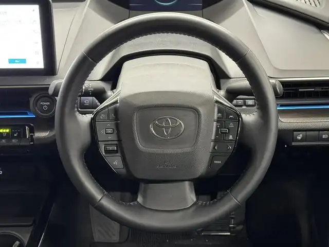 トヨタ プリウス Z 三重県 2023(令5)年 6.8万km プラチナホワイトパールマイカ ハイブリッド/FF/フロアCVT/純正 12.3インチディスプレイオーディオPlus＆ナビ/（FM/AM/TV/Bluetooth/USB/iPod/CarPlay/AndroidAuto/Miracast）/バックガイドモニター/モデリスタエアロ（F/S/R下）/ドライブレコーダー 前後/ETC2.0/Toyota Safety Sense/●プリクラッシュセーフティ/●レーントレーシングアシスト/●レーダークルコン（全車速追従機能付）/●オートハイビーム/●ロードサインアシスト/●ドライバー異常時対応システム/●プロアクティブドライビングアシスト/●発進遅れ告知機能/・緊急時操舵支援＋フロントクロストラフィックアラート/・ブラインドスポットモニター＆＋安心降車アシスト［SEA］＋後方車両接近告知（【OP】周辺車両接近時サポート（録画機能））/・トヨタ チームメイト［アドバンスト パーク］（リモート機能付）/など/装備/・AC100Vアクセサリーコンセント（1500W）/・シートヒーター＆ベンチレーション（D/N）/・オートライト/・LEDヘッドランプ/・オートエアコン/・電子パーキングブレーキ＆ブレーキホールド/・ステアリングスイッチ/・保/取/・19inAW/・スマートキーx2/など