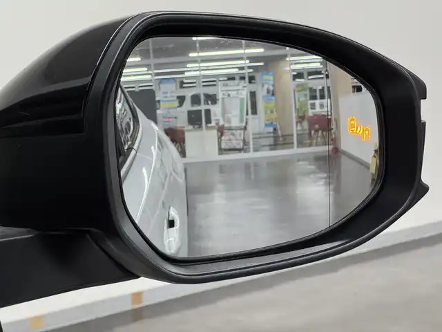 トヨタ プリウス Z 三重県 2023(令5)年 6.8万km プラチナホワイトパールマイカ ハイブリッド/FF/フロアCVT/純正 12.3インチディスプレイオーディオPlus＆ナビ/（FM/AM/TV/Bluetooth/USB/iPod/CarPlay/AndroidAuto/Miracast）/バックガイドモニター/モデリスタエアロ（F/S/R下）/ドライブレコーダー 前後/ETC2.0/Toyota Safety Sense/●プリクラッシュセーフティ/●レーントレーシングアシスト/●レーダークルコン（全車速追従機能付）/●オートハイビーム/●ロードサインアシスト/●ドライバー異常時対応システム/●プロアクティブドライビングアシスト/●発進遅れ告知機能/・緊急時操舵支援＋フロントクロストラフィックアラート/・ブラインドスポットモニター＆＋安心降車アシスト［SEA］＋後方車両接近告知（【OP】周辺車両接近時サポート（録画機能））/・トヨタ チームメイト［アドバンスト パーク］（リモート機能付）/など/装備/・AC100Vアクセサリーコンセント（1500W）/・シートヒーター＆ベンチレーション（D/N）/・オートライト/・LEDヘッドランプ/・オートエアコン/・電子パーキングブレーキ＆ブレーキホールド/・ステアリングスイッチ/・保/取/・19inAW/・スマートキーx2/など