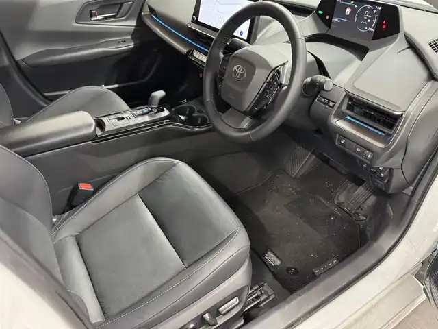 トヨタ プリウス Z 三重県 2023(令5)年 6.8万km プラチナホワイトパールマイカ ハイブリッド/FF/フロアCVT/純正 12.3インチディスプレイオーディオPlus＆ナビ/（FM/AM/TV/Bluetooth/USB/iPod/CarPlay/AndroidAuto/Miracast）/バックガイドモニター/モデリスタエアロ（F/S/R下）/ドライブレコーダー 前後/ETC2.0/Toyota Safety Sense/●プリクラッシュセーフティ/●レーントレーシングアシスト/●レーダークルコン（全車速追従機能付）/●オートハイビーム/●ロードサインアシスト/●ドライバー異常時対応システム/●プロアクティブドライビングアシスト/●発進遅れ告知機能/・緊急時操舵支援＋フロントクロストラフィックアラート/・ブラインドスポットモニター＆＋安心降車アシスト［SEA］＋後方車両接近告知（【OP】周辺車両接近時サポート（録画機能））/・トヨタ チームメイト［アドバンスト パーク］（リモート機能付）/など/装備/・AC100Vアクセサリーコンセント（1500W）/・シートヒーター＆ベンチレーション（D/N）/・オートライト/・LEDヘッドランプ/・オートエアコン/・電子パーキングブレーキ＆ブレーキホールド/・ステアリングスイッチ/・保/取/・19inAW/・スマートキーx2/など