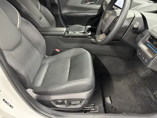 トヨタ プリウス Z 三重県 2023(令5)年 6.8万km プラチナホワイトパールマイカ ハイブリッド/FF/フロアCVT/純正 12.3インチディスプレイオーディオPlus＆ナビ/（FM/AM/TV/Bluetooth/USB/iPod/CarPlay/AndroidAuto/Miracast）/バックガイドモニター/モデリスタエアロ（F/S/R下）/ドライブレコーダー 前後/ETC2.0/Toyota Safety Sense/●プリクラッシュセーフティ/●レーントレーシングアシスト/●レーダークルコン（全車速追従機能付）/●オートハイビーム/●ロードサインアシスト/●ドライバー異常時対応システム/●プロアクティブドライビングアシスト/●発進遅れ告知機能/・緊急時操舵支援＋フロントクロストラフィックアラート/・ブラインドスポットモニター＆＋安心降車アシスト［SEA］＋後方車両接近告知（【OP】周辺車両接近時サポート（録画機能））/・トヨタ チームメイト［アドバンスト パーク］（リモート機能付）/など/装備/・AC100Vアクセサリーコンセント（1500W）/・シートヒーター＆ベンチレーション（D/N）/・オートライト/・LEDヘッドランプ/・オートエアコン/・電子パーキングブレーキ＆ブレーキホールド/・ステアリングスイッチ/・保/取/・19inAW/・スマートキーx2/など
