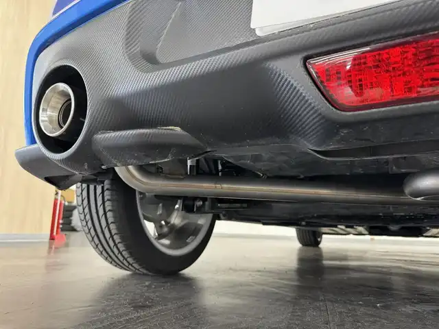スズキ スイフト スポーツ 三重県 2024(令6)年 0.9万km スピーディーブルーメタリック/ブラック2トーンルーフ プレミアムガソリン・ターボ/FF/MTモード付フロア6AT/JVCケンウッド『彩速ナビ』（8インチ） MDV-S810L/（iPod/USB/SD/MEMORY/CD/DVD/TV/FM/AM/Bluetooth/HDMI/SMART USEN）/バックカメラ/ドライブレコーダー 前後/ビルトイン ETC/スズキセーフティサポート/・デュアルセンサーブレーキサポート/・車線逸脱抑制機能/・車線逸脱警報機能/・ふらつき警報機能/・アダプティブクルーズコントロール（ACC）/・ブラインドスポットモニター（車線変更サポート付）/・リヤクロストラフィックアラート/・リヤパーキングセンサー/・標識認識機能（車両進入禁止、はみ出し通行禁止、最高速度）/装備/・シートヒーター（D）/・オートエアコン/・オートライト/・LED ヘッドライト/・フロント＆リヤフォグライト/・ハイビームアシスト/・プッシュスタート/・ステアリングスイッチ/・パドルシフト/・純正17inAW/・スマートキー