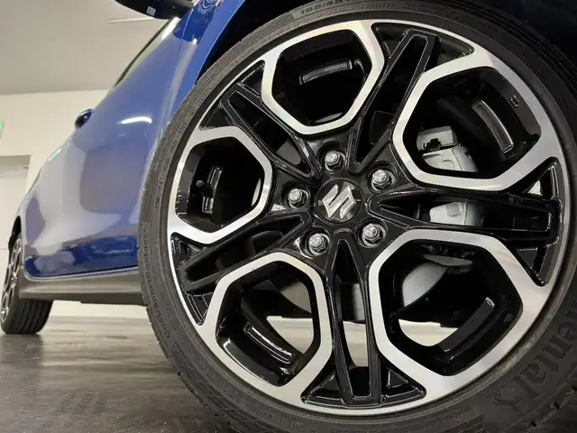 スズキ スイフト スポーツ 三重県 2024(令6)年 0.9万km スピーディーブルーメタリック/ブラック2トーンルーフ プレミアムガソリン・ターボ/FF/MTモード付フロア6AT/JVCケンウッド『彩速ナビ』（8インチ） MDV-S810L/（iPod/USB/SD/MEMORY/CD/DVD/TV/FM/AM/Bluetooth/HDMI/SMART USEN）/バックカメラ/ドライブレコーダー 前後/ビルトイン ETC/スズキセーフティサポート/・デュアルセンサーブレーキサポート/・車線逸脱抑制機能/・車線逸脱警報機能/・ふらつき警報機能/・アダプティブクルーズコントロール（ACC）/・ブラインドスポットモニター（車線変更サポート付）/・リヤクロストラフィックアラート/・リヤパーキングセンサー/・標識認識機能（車両進入禁止、はみ出し通行禁止、最高速度）/装備/・シートヒーター（D）/・オートエアコン/・オートライト/・LED ヘッドライト/・フロント＆リヤフォグライト/・ハイビームアシスト/・プッシュスタート/・ステアリングスイッチ/・パドルシフト/・純正17inAW/・スマートキー