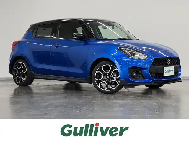 スズキ スイフト スポーツ 三重県 2024(令6)年 0.9万km スピーディーブルーメタリック/ブラック2トーンルーフ プレミアムガソリン・ターボ/FF/MTモード付フロア6AT/JVCケンウッド『彩速ナビ』（8インチ） MDV-S810L/（iPod/USB/SD/MEMORY/CD/DVD/TV/FM/AM/Bluetooth/HDMI/SMART USEN）/バックカメラ/ドライブレコーダー 前後/ビルトイン ETC/スズキセーフティサポート/・デュアルセンサーブレーキサポート/・車線逸脱抑制機能/・車線逸脱警報機能/・ふらつき警報機能/・アダプティブクルーズコントロール（ACC）/・ブラインドスポットモニター（車線変更サポート付）/・リヤクロストラフィックアラート/・リヤパーキングセンサー/・標識認識機能（車両進入禁止、はみ出し通行禁止、最高速度）/装備/・シートヒーター（D）/・オートエアコン/・オートライト/・LED ヘッドライト/・フロント＆リヤフォグライト/・ハイビームアシスト/・プッシュスタート/・ステアリングスイッチ/・パドルシフト/・純正17inAW/・スマートキー