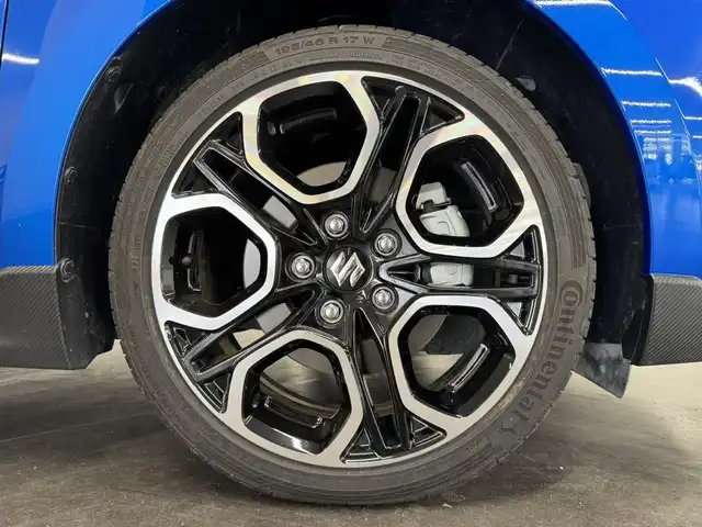 スズキ スイフト スポーツ 三重県 2024(令6)年 0.9万km スピーディーブルーメタリック/ブラック2トーンルーフ プレミアムガソリン・ターボ/FF/MTモード付フロア6AT/JVCケンウッド『彩速ナビ』（8インチ） MDV-S810L/（iPod/USB/SD/MEMORY/CD/DVD/TV/FM/AM/Bluetooth/HDMI/SMART USEN）/バックカメラ/ドライブレコーダー 前後/ビルトイン ETC/スズキセーフティサポート/・デュアルセンサーブレーキサポート/・車線逸脱抑制機能/・車線逸脱警報機能/・ふらつき警報機能/・アダプティブクルーズコントロール（ACC）/・ブラインドスポットモニター（車線変更サポート付）/・リヤクロストラフィックアラート/・リヤパーキングセンサー/・標識認識機能（車両進入禁止、はみ出し通行禁止、最高速度）/装備/・シートヒーター（D）/・オートエアコン/・オートライト/・LED ヘッドライト/・フロント＆リヤフォグライト/・ハイビームアシスト/・プッシュスタート/・ステアリングスイッチ/・パドルシフト/・純正17inAW/・スマートキー