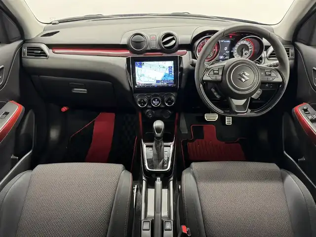 スズキ スイフト スポーツ 三重県 2024(令6)年 0.9万km スピーディーブルーメタリック/ブラック2トーンルーフ プレミアムガソリン・ターボ/FF/MTモード付フロア6AT/JVCケンウッド『彩速ナビ』（8インチ） MDV-S810L/（iPod/USB/SD/MEMORY/CD/DVD/TV/FM/AM/Bluetooth/HDMI/SMART USEN）/バックカメラ/ドライブレコーダー 前後/ビルトイン ETC/スズキセーフティサポート/・デュアルセンサーブレーキサポート/・車線逸脱抑制機能/・車線逸脱警報機能/・ふらつき警報機能/・アダプティブクルーズコントロール（ACC）/・ブラインドスポットモニター（車線変更サポート付）/・リヤクロストラフィックアラート/・リヤパーキングセンサー/・標識認識機能（車両進入禁止、はみ出し通行禁止、最高速度）/装備/・シートヒーター（D）/・オートエアコン/・オートライト/・LED ヘッドライト/・フロント＆リヤフォグライト/・ハイビームアシスト/・プッシュスタート/・ステアリングスイッチ/・パドルシフト/・純正17inAW/・スマートキー