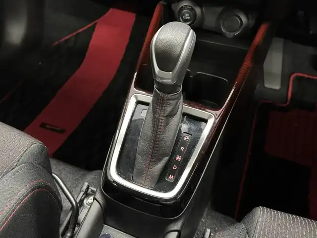 スズキ スイフト スポーツ 三重県 2024(令6)年 0.9万km スピーディーブルーメタリック/ブラック2トーンルーフ プレミアムガソリン・ターボ/FF/MTモード付フロア6AT/JVCケンウッド『彩速ナビ』（8インチ） MDV-S810L/（iPod/USB/SD/MEMORY/CD/DVD/TV/FM/AM/Bluetooth/HDMI/SMART USEN）/バックカメラ/ドライブレコーダー 前後/ビルトイン ETC/スズキセーフティサポート/・デュアルセンサーブレーキサポート/・車線逸脱抑制機能/・車線逸脱警報機能/・ふらつき警報機能/・アダプティブクルーズコントロール（ACC）/・ブラインドスポットモニター（車線変更サポート付）/・リヤクロストラフィックアラート/・リヤパーキングセンサー/・標識認識機能（車両進入禁止、はみ出し通行禁止、最高速度）/装備/・シートヒーター（D）/・オートエアコン/・オートライト/・LED ヘッドライト/・フロント＆リヤフォグライト/・ハイビームアシスト/・プッシュスタート/・ステアリングスイッチ/・パドルシフト/・純正17inAW/・スマートキー