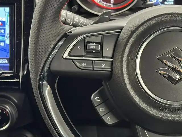 スズキ スイフト スポーツ 三重県 2024(令6)年 0.9万km スピーディーブルーメタリック/ブラック2トーンルーフ プレミアムガソリン・ターボ/FF/MTモード付フロア6AT/JVCケンウッド『彩速ナビ』（8インチ） MDV-S810L/（iPod/USB/SD/MEMORY/CD/DVD/TV/FM/AM/Bluetooth/HDMI/SMART USEN）/バックカメラ/ドライブレコーダー 前後/ビルトイン ETC/スズキセーフティサポート/・デュアルセンサーブレーキサポート/・車線逸脱抑制機能/・車線逸脱警報機能/・ふらつき警報機能/・アダプティブクルーズコントロール（ACC）/・ブラインドスポットモニター（車線変更サポート付）/・リヤクロストラフィックアラート/・リヤパーキングセンサー/・標識認識機能（車両進入禁止、はみ出し通行禁止、最高速度）/装備/・シートヒーター（D）/・オートエアコン/・オートライト/・LED ヘッドライト/・フロント＆リヤフォグライト/・ハイビームアシスト/・プッシュスタート/・ステアリングスイッチ/・パドルシフト/・純正17inAW/・スマートキー