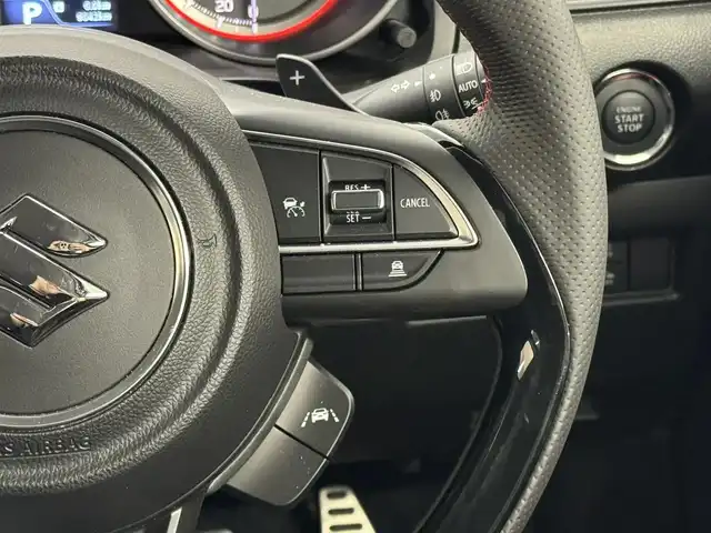 スズキ スイフト スポーツ 三重県 2024(令6)年 0.9万km スピーディーブルーメタリック/ブラック2トーンルーフ プレミアムガソリン・ターボ/FF/MTモード付フロア6AT/JVCケンウッド『彩速ナビ』（8インチ） MDV-S810L/（iPod/USB/SD/MEMORY/CD/DVD/TV/FM/AM/Bluetooth/HDMI/SMART USEN）/バックカメラ/ドライブレコーダー 前後/ビルトイン ETC/スズキセーフティサポート/・デュアルセンサーブレーキサポート/・車線逸脱抑制機能/・車線逸脱警報機能/・ふらつき警報機能/・アダプティブクルーズコントロール（ACC）/・ブラインドスポットモニター（車線変更サポート付）/・リヤクロストラフィックアラート/・リヤパーキングセンサー/・標識認識機能（車両進入禁止、はみ出し通行禁止、最高速度）/装備/・シートヒーター（D）/・オートエアコン/・オートライト/・LED ヘッドライト/・フロント＆リヤフォグライト/・ハイビームアシスト/・プッシュスタート/・ステアリングスイッチ/・パドルシフト/・純正17inAW/・スマートキー