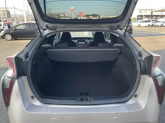 トヨタ プリウス Sセーフティプラス 熊本県 2016(平28)年 13.4万km スティールブロンドM (株)IDOMが運営する【じしゃロン熊本店】の自社ローン専用車両になります。/こちらは現金またはオートローンご利用時の価格です。自社ローンご希望の方は別途その旨お申付け下さい/純正ナビ（ＣＤ　ＤＶＤ　フルセグＴＶ　ＢＴ）　/バックカメラ　/クルーズコントロール　/ヘッドアップディスプレイ　/セーフティセンス　/レーンキープアシスト　/パーキングアシスト　/前後コーナーセンサー　/ドラレコ