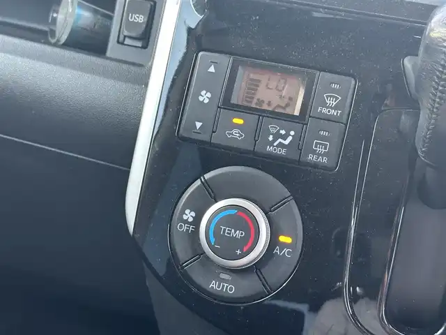 ダイハツ タント カスタム RS SA 滋賀県 2014(平26)年 8.6万km パールホワイトⅢ 禁煙車/純正8型メモリーナビ/・CD/DVD/フルセグ/Bluetooth/バックカメラ/両側自動スライドドア/純正LEDヘッドライト/ステアリングスイッチ/純正１５AW/横滑り防止/衝突軽減ブレーキ/オートライト/ETC/プッシュスタート/スマートキー