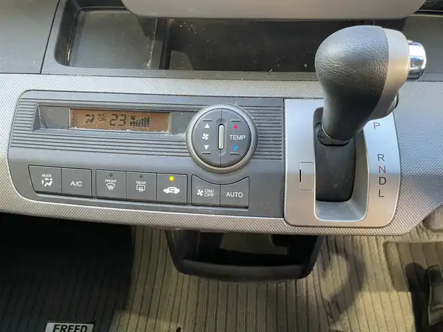 ホンダ フリード ハイブリット ジャストセレクション 福岡県 2013(平25)年 9.6万km ホワイトオーキッドパール (株)IDOMが運営する【じしゃロン八幡西店】の自社ローン専用車両になります。こちらは現金またはオートローンご利用時の価格です。自社ローンご希望の方は別途その旨お申付け下さい/純正ナビ(VXM-145VFi)/【Bluetooth・CD・DVD・TV】/バックカメラ/純正フリップダウンモニター/ETC/クルーズコントロール/両側パワースライドドア/スマートキー/オートライト/ステアリングスイッチ