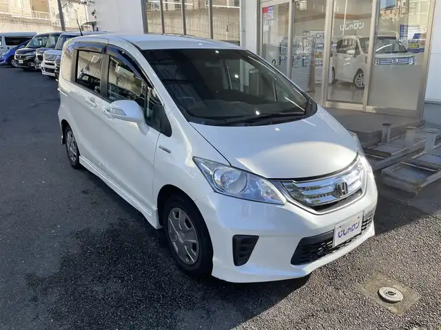 ホンダ フリード ハイブリット ジャストセレクション 福岡県 2013(平25)年 9.6万km ホワイトオーキッドパール (株)IDOMが運営する【じしゃロン八幡西店】の自社ローン専用車両になります。こちらは現金またはオートローンご利用時の価格です。自社ローンご希望の方は別途その旨お申付け下さい/純正ナビ(VXM-145VFi)/【Bluetooth・CD・DVD・TV】/バックカメラ/純正フリップダウンモニター/ETC/クルーズコントロール/両側パワースライドドア/スマートキー/オートライト/ステアリングスイッチ