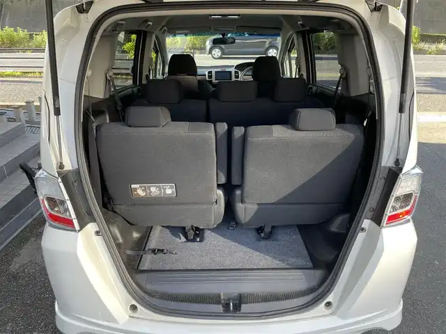 ホンダ フリード ハイブリット ジャストセレクション 福岡県 2013(平25)年 9.6万km ホワイトオーキッドパール (株)IDOMが運営する【じしゃロン八幡西店】の自社ローン専用車両になります。こちらは現金またはオートローンご利用時の価格です。自社ローンご希望の方は別途その旨お申付け下さい/純正ナビ(VXM-145VFi)/【Bluetooth・CD・DVD・TV】/バックカメラ/純正フリップダウンモニター/ETC/クルーズコントロール/両側パワースライドドア/スマートキー/オートライト/ステアリングスイッチ