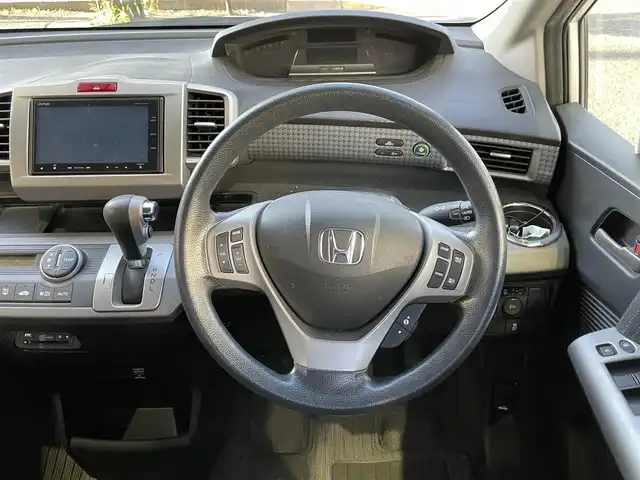 ホンダ フリード ハイブリット ジャストセレクション 福岡県 2013(平25)年 9.6万km ホワイトオーキッドパール (株)IDOMが運営する【じしゃロン八幡西店】の自社ローン専用車両になります。こちらは現金またはオートローンご利用時の価格です。自社ローンご希望の方は別途その旨お申付け下さい/純正ナビ(VXM-145VFi)/【Bluetooth・CD・DVD・TV】/バックカメラ/純正フリップダウンモニター/ETC/クルーズコントロール/両側パワースライドドア/スマートキー/オートライト/ステアリングスイッチ