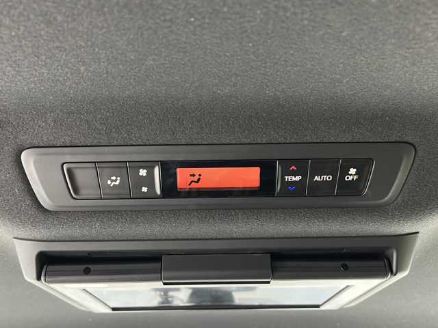 トヨタ ヴォクシー ZS 煌Ⅲ 愛知県 2021(令3)年 3.2万km ホワイトパールクリスタルシャイン 特別仕様車/純正１０インチＳＤナビ(NSZN-Z68T)/（フルセグTV/CD/ＤＶＤ/Ｂｌｕｅｔｏｏｔｈ）　/フリップダウンモニター　/両側パワースライドドア　/トヨタセーフティセンス/・レーンキープアシスト　/・クルーズコントロール　/・オートマチックハイビーム/・誤発進抑制機能/ＥＴＣ　/ドライブレコーダー/LEDヘッドライト/フォグランプ/オートライト/横滑り防止装置/純正１６インチアルミホイール/バックカメラ