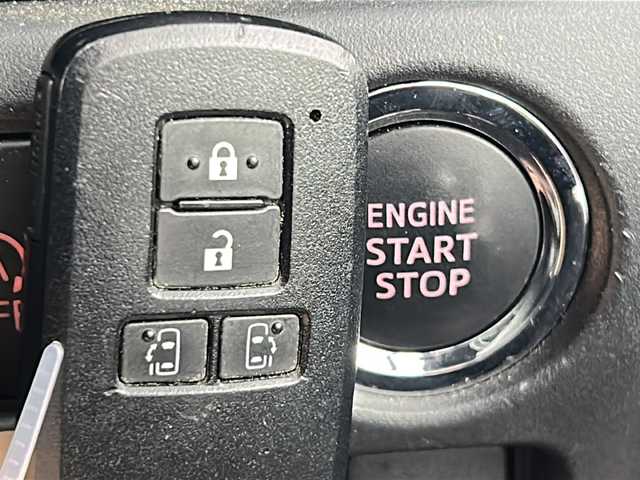 トヨタ ヴォクシー ZS 煌Ⅲ 愛知県 2021(令3)年 3.2万km ホワイトパールクリスタルシャイン 特別仕様車/純正１０インチＳＤナビ(NSZN-Z68T)/（フルセグTV/CD/ＤＶＤ/Ｂｌｕｅｔｏｏｔｈ）　/フリップダウンモニター　/両側パワースライドドア　/トヨタセーフティセンス/・レーンキープアシスト　/・クルーズコントロール　/・オートマチックハイビーム/・誤発進抑制機能/ＥＴＣ　/ドライブレコーダー/LEDヘッドライト/フォグランプ/オートライト/横滑り防止装置/純正１６インチアルミホイール/バックカメラ