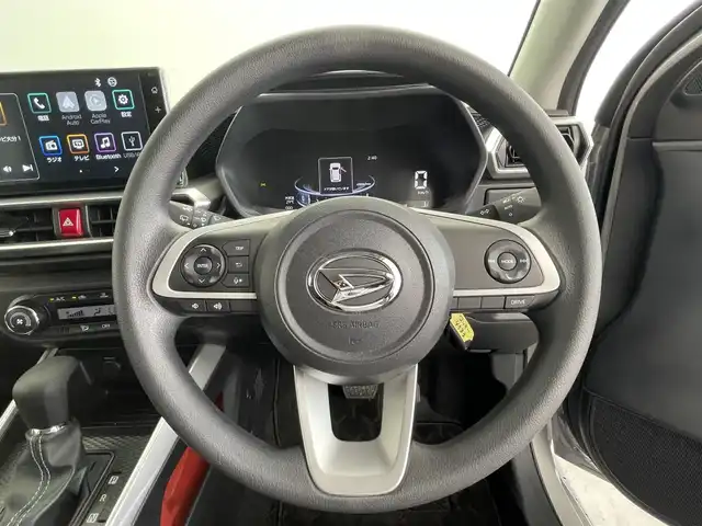 ダイハツ ロッキー X 大分県 2024(令6)年 1.3万km グレーマイカM ワンオーナー/禁煙車/スマートアシススト/衝突回避支援ブレーキ機能（対車両・対歩行者［昼夜］）/衝突警報機能（対車両・対歩行者［昼夜］）/ブレーキ制御付誤発進抑制機能（前方・後方）/車線逸脱抑制制御機能/車線逸脱警報機能/路側逸脱警報機能/ふらつき警報/先行車発進お知らせ機能/標識認識機能(進入禁止/最高速度/一時停止)/AHB（オートハイビーム）/9型ディスプレイオーディオ/・フルセグTV、BT対応/、HDMI、USB/・AppleCarPlay、AndroidAuto/ステアリングスイッチ/バックカメラ/ビルトインETC/純正ドライブレコーダー/アイドリングストップ/横滑り防止装置/電動格納ミラー/純正フロアマット/オートライト/LEDヘッドライト/純正16インチアルミホイール/保証書、取説、スペアキー有り