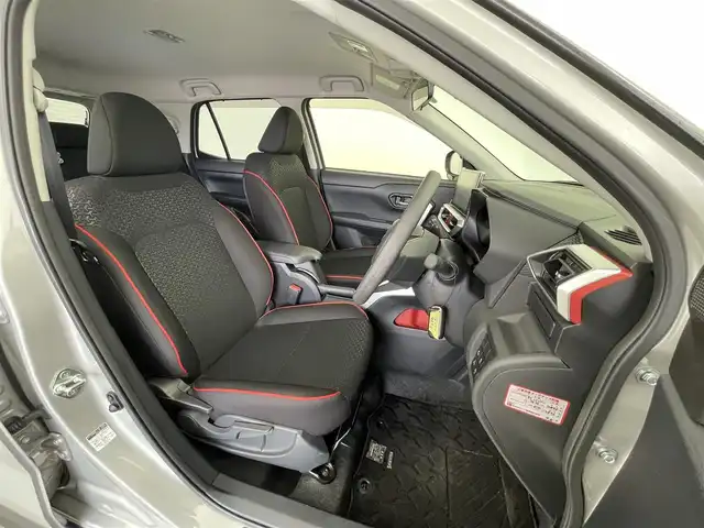 ダイハツ ロッキー X 大分県 2024(令6)年 1.3万km グレーマイカM ワンオーナー/禁煙車/スマートアシススト/衝突回避支援ブレーキ機能（対車両・対歩行者［昼夜］）/衝突警報機能（対車両・対歩行者［昼夜］）/ブレーキ制御付誤発進抑制機能（前方・後方）/車線逸脱抑制制御機能/車線逸脱警報機能/路側逸脱警報機能/ふらつき警報/先行車発進お知らせ機能/標識認識機能(進入禁止/最高速度/一時停止)/AHB（オートハイビーム）/9型ディスプレイオーディオ/・フルセグTV、BT対応/、HDMI、USB/・AppleCarPlay、AndroidAuto/ステアリングスイッチ/バックカメラ/ビルトインETC/純正ドライブレコーダー/アイドリングストップ/横滑り防止装置/電動格納ミラー/純正フロアマット/オートライト/LEDヘッドライト/純正16インチアルミホイール/保証書、取説、スペアキー有り