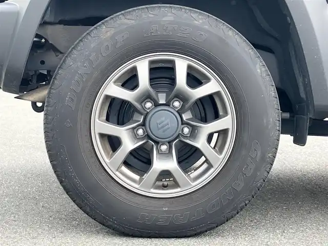 スズキ ジムニー シエラ JC 静岡県 2023(令5)年 2.1万km ブルーイッシュブラックパール3 SDナビ(CD/DVD/BT/フルセグ)/ETC/クルーズコントロール/エンジンスタートボタン/スマートキー/スペアキー１本/パワーステアリング/パワーウィンドウ/4WD/アイドリングストップ/オートエアコン/ETC/純正フロアマット/純正アルミホイール/布シート/D席N席シートヒーター/背面タイヤ/ABS/横滑り防止装置/センターデフロック/レーンキープアシスト/オートライト/オートマチックハイビーム/ダウンヒルアシストコントロール/LEDヘッドライト/W+サイドエアバッグ/衝突軽減システム