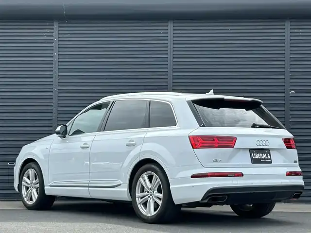 アウディ Ｑ７ 55TFSIクワトロ Sライン 茨城県 2018(平30)年 4.1万km グレイシアホワイトメタリック 7シ-タ-パッケージ /リアアシスタンスパッケージ /フリップダウンモニター /マトリクスLED /バーチャルコックピット /360度カメラ/黒革 /シートヒーター /M付パワーシート /パワーテールゲート /アウディプレセンス /ACC /LKA /BSM /ナビ /12セグ /CarPlay/BT/DVD/CD/パドルシフト/純正20インチAW/ドラレコ/禁煙車