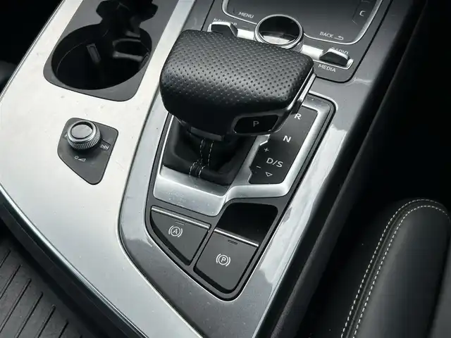 アウディ Ｑ７ 55TFSIクワトロ Sライン 茨城県 2018(平30)年 4.1万km グレイシアホワイトメタリック 7シ-タ-パッケージ /リアアシスタンスパッケージ /フリップダウンモニター /マトリクスLED /バーチャルコックピット /360度カメラ/黒革 /シートヒーター /M付パワーシート /パワーテールゲート /アウディプレセンス /ACC /LKA /BSM /ナビ /12セグ /CarPlay/BT/DVD/CD/パドルシフト/純正20インチAW/ドラレコ/禁煙車