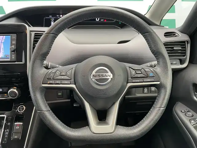 日産 セレナ ハイウェイスター V 鹿児島県 2020(令2)年 5.9万km ダイヤモンドブラック 禁煙/純正ナビ（CD/DVD/Bluetooth/フルセグTV）/バックカメラ　/プロパイロット/追従クルーズコントロール　/衝突軽減ブレーキ　/前後コーナーセンサー/レーンキープアシスト/横滑り防止　/両側パワースライドドア　/電動パーキングブレーキ　/前方ドライブレコーダー　/ＥＴＣ　/革巻きステアリング　/純正アルミホイール/純正フロアマット