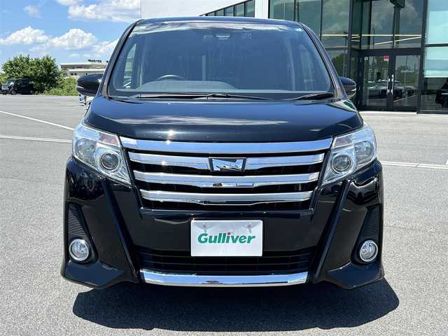 トヨタ ノア Si 奈良県 2016(平28)年 6.7万km ブラック 純正ナビ　[NSZN-W64T]/(BT/FM/AM)/両側パワースライドドア　/フルセグＴＶ /バックカメラ /ビルトインETC /前方ドライブレコーダー /純正16型AW /スペアキー /衝突被害軽減システム /車線逸脱警報 /革巻きステアリング /フォグライト