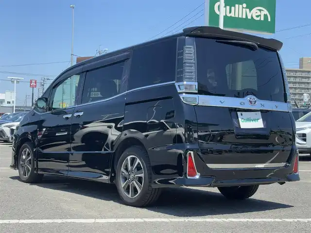 トヨタ ヴォクシー ZS 煌Ⅱ 徳島県 2020(令2)年 5万km ブラック ・ケンウッド９型ナビバックモニター/・カロッツェリアフリップダウンモニター/・両側パワースライドドア/・ＥＴＣ/・クルーズコントロール/・前後ドライブレコーダー/・後席エアコン/・フルセグテレビ/・衝突軽減ブレーキ/・純正フロアマット/・純正アルミホイール/・LEDヘッドライト/・フォグランプ/・クリアランスソナー/・オートハイビーム/・レーンアシスト/・スマートキー/・プッシュスタート