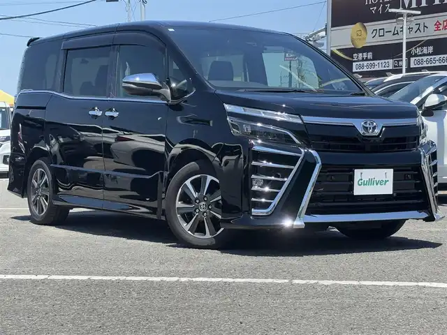 トヨタ ヴォクシー ZS 煌Ⅱ 徳島県 2020(令2)年 5万km ブラック ・ケンウッド９型ナビバックモニター/・カロッツェリアフリップダウンモニター/・両側パワースライドドア/・ＥＴＣ/・クルーズコントロール/・前後ドライブレコーダー/・後席エアコン/・フルセグテレビ/・衝突軽減ブレーキ/・純正フロアマット/・純正アルミホイール/・LEDヘッドライト/・フォグランプ/・クリアランスソナー/・オートハイビーム/・レーンアシスト/・スマートキー/・プッシュスタート