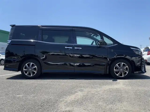トヨタ ヴォクシー ZS 煌Ⅱ 徳島県 2020(令2)年 5万km ブラック ・ケンウッド９型ナビバックモニター/・カロッツェリアフリップダウンモニター/・両側パワースライドドア/・ＥＴＣ/・クルーズコントロール/・前後ドライブレコーダー/・後席エアコン/・フルセグテレビ/・衝突軽減ブレーキ/・純正フロアマット/・純正アルミホイール/・LEDヘッドライト/・フォグランプ/・クリアランスソナー/・オートハイビーム/・レーンアシスト/・スマートキー/・プッシュスタート