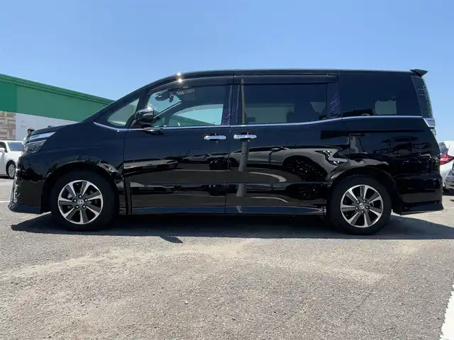 トヨタ ヴォクシー ZS 煌Ⅱ 徳島県 2020(令2)年 5万km ブラック ・ケンウッド９型ナビバックモニター/・カロッツェリアフリップダウンモニター/・両側パワースライドドア/・ＥＴＣ/・クルーズコントロール/・前後ドライブレコーダー/・後席エアコン/・フルセグテレビ/・衝突軽減ブレーキ/・純正フロアマット/・純正アルミホイール/・LEDヘッドライト/・フォグランプ/・クリアランスソナー/・オートハイビーム/・レーンアシスト/・スマートキー/・プッシュスタート