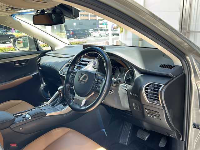 レクサス ＮＸ 300h Iパッケージ 静岡県 2017(平29)年 5.3万km ソニックチタニウム サンルーフ/ベージュ革シート/純正ナビ/フルセグTV /バックカメラ/スマートキー/プッシュスタート/ETC/三眼LEDヘッドライト/パワーシート/シートヒーター/パワーバックドア/クリアランスソナー/レーダークルーズコントロール/衝突軽減ブレーキ/レーンキープアシスト/オートハイビーム/ドライブレコーダー