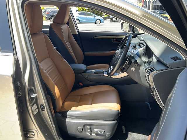 レクサス ＮＸ 300h Iパッケージ 静岡県 2017(平29)年 5.3万km ソニックチタニウム サンルーフ/ベージュ革シート/純正ナビ/フルセグTV /バックカメラ/スマートキー/プッシュスタート/ETC/三眼LEDヘッドライト/パワーシート/シートヒーター/パワーバックドア/クリアランスソナー/レーダークルーズコントロール/衝突軽減ブレーキ/レーンキープアシスト/オートハイビーム/ドライブレコーダー