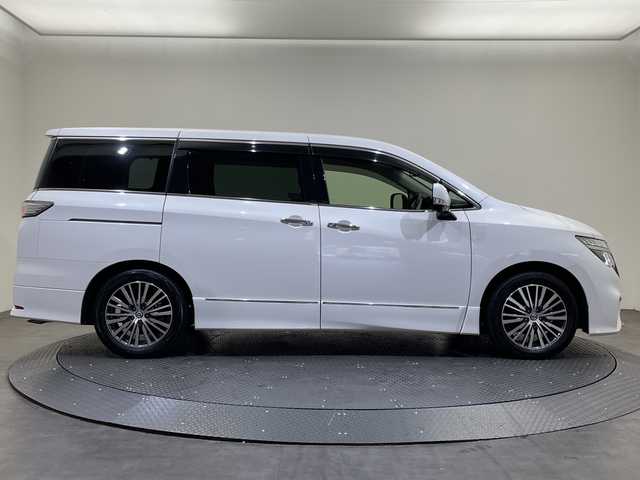 日産 エルグランド 250ハイウェイスターS 愛媛県 2022(令4)年 2.1万km ピュアホワイトパール 純正ナビ/Bluetooth/フルセグ/USB/全周囲カメラ/衝突被害軽減ブレーキ/レーンキープアシスト/前後コーナーセンサー/レーダークルーズコントロール/ETC/LEDヘッドライト/ブラインドスポットモニター/両側電動スライドドア/ドライブレコーダー/純正フロアマット/オットマン/スペアキ‐