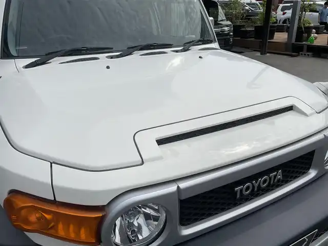 トヨタ ＦＪクルーザー 福島県 2016(平28)年 7.3万km ホワイト 切替4WD/ルーフキャリア/パーキングソナー/純正フロアマット/純正SDナビ/（CD／DVD／Bluetooth/バックカメラ/盗難防止/横滑り防止