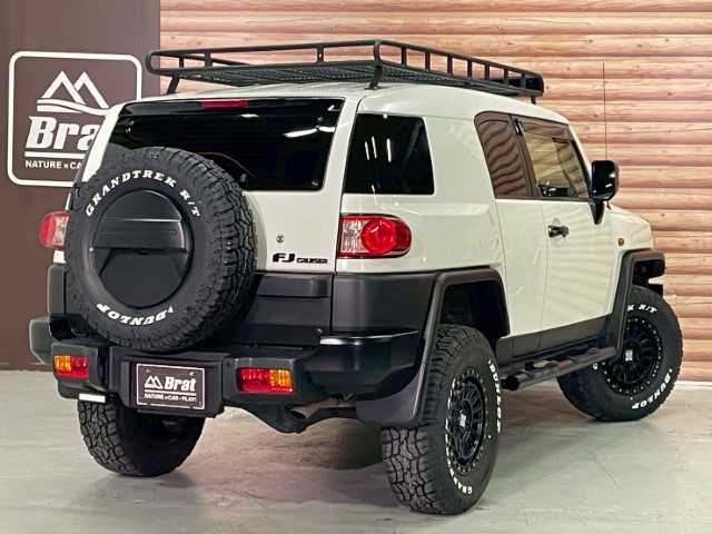 トヨタ ＦＪクルーザー 岩手県 2016(平28)年 7.3万km ホワイト ＡＩＳ検査済み/【2509008719】/4WD(切替）/ルーフキャリア/バックソナー/純正フロアマット/パワーウィンドウ/ETC(通常）/純正ナビ/パワステ/盗難防止装置/横滑り防止装置/ABS/エクストリームJ　XJ08（社外）/ダンロップグラントレックR/T 01（社外）/Bratオリジナルリフトアップキット（社外）/スモークウィンカー（社外）/バックランプ（社外）/トラクションコントロールスイッチ（純正）/社外パーツ取付有