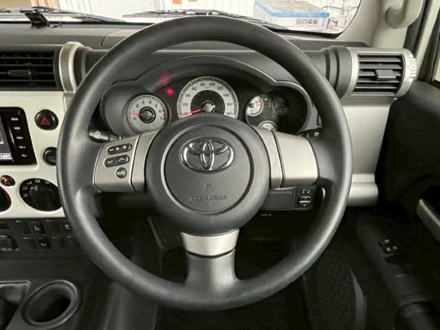 トヨタ ＦＪクルーザー 岩手県 2016(平28)年 7.3万km ホワイト ＡＩＳ検査済み/【2509008719】/4WD(切替）/ルーフキャリア/バックソナー/純正フロアマット/パワーウィンドウ/ETC(通常）/純正ナビ/パワステ/盗難防止装置/横滑り防止装置/ABS/エクストリームJ　XJ08（社外）/ダンロップグラントレックR/T 01（社外）/Bratオリジナルリフトアップキット（社外）/スモークウィンカー（社外）/バックランプ（社外）/トラクションコントロールスイッチ（純正）/社外パーツ取付有