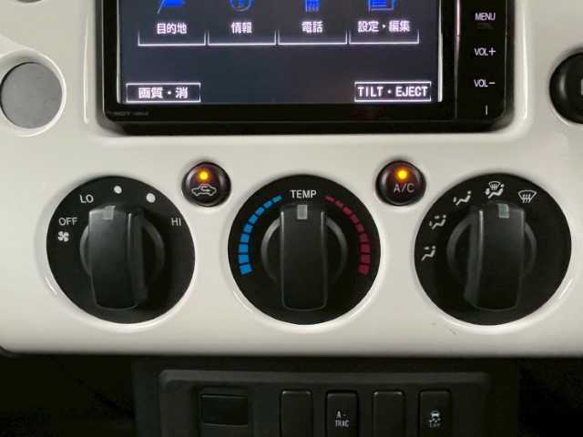 トヨタ ＦＪクルーザー 岩手県 2016(平28)年 7.3万km ホワイト ＡＩＳ検査済み/【2509008719】/4WD(切替）/ルーフキャリア/バックソナー/純正フロアマット/パワーウィンドウ/ETC(通常）/純正ナビ/パワステ/盗難防止装置/横滑り防止装置/ABS/エクストリームJ　XJ08（社外）/ダンロップグラントレックR/T 01（社外）/Bratオリジナルリフトアップキット（社外）/スモークウィンカー（社外）/バックランプ（社外）/トラクションコントロールスイッチ（純正）/社外パーツ取付有