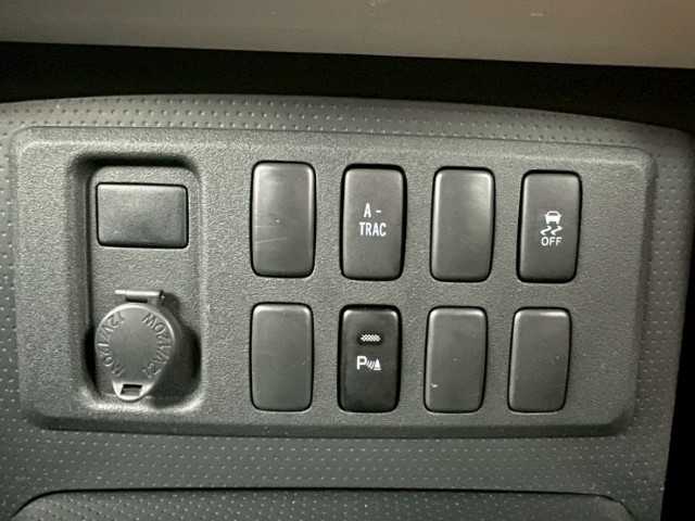 トヨタ ＦＪクルーザー 岩手県 2016(平28)年 7.3万km ホワイト ＡＩＳ検査済み/【2509008719】/4WD(切替）/ルーフキャリア/バックソナー/純正フロアマット/パワーウィンドウ/ETC(通常）/純正ナビ/パワステ/盗難防止装置/横滑り防止装置/ABS/エクストリームJ　XJ08（社外）/ダンロップグラントレックR/T 01（社外）/Bratオリジナルリフトアップキット（社外）/スモークウィンカー（社外）/バックランプ（社外）/トラクションコントロールスイッチ（純正）/社外パーツ取付有