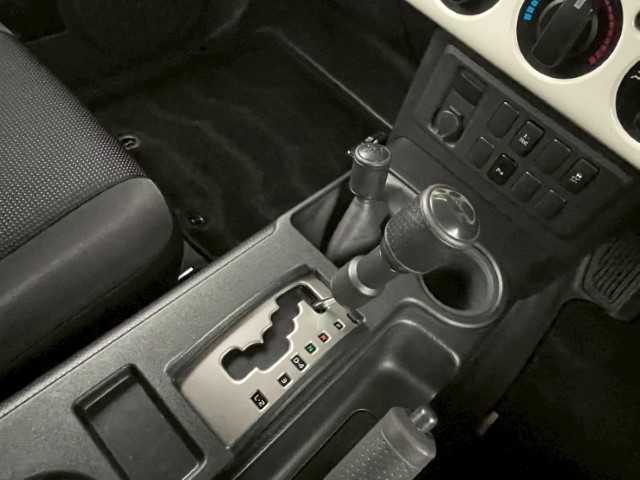 トヨタ ＦＪクルーザー 岩手県 2016(平28)年 7.3万km ホワイト ＡＩＳ検査済み/【2509008719】/4WD(切替）/ルーフキャリア/バックソナー/純正フロアマット/パワーウィンドウ/ETC(通常）/純正ナビ/パワステ/盗難防止装置/横滑り防止装置/ABS/エクストリームJ　XJ08（社外）/ダンロップグラントレックR/T 01（社外）/Bratオリジナルリフトアップキット（社外）/スモークウィンカー（社外）/バックランプ（社外）/トラクションコントロールスイッチ（純正）/社外パーツ取付有