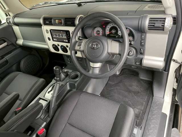 トヨタ ＦＪクルーザー 岩手県 2016(平28)年 7.3万km ホワイト ＡＩＳ検査済み/【2509008719】/4WD(切替）/ルーフキャリア/バックソナー/純正フロアマット/パワーウィンドウ/ETC(通常）/純正ナビ/パワステ/盗難防止装置/横滑り防止装置/ABS/エクストリームJ　XJ08（社外）/ダンロップグラントレックR/T 01（社外）/Bratオリジナルリフトアップキット（社外）/スモークウィンカー（社外）/バックランプ（社外）/トラクションコントロールスイッチ（純正）/社外パーツ取付有