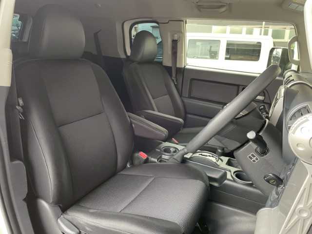 トヨタ ＦＪクルーザー 岩手県 2016(平28)年 7.3万km ホワイト ＡＩＳ検査済み/【2509008719】/4WD(切替）/ルーフキャリア/バックソナー/純正フロアマット/パワーウィンドウ/ETC(通常）/純正ナビ/パワステ/盗難防止装置/横滑り防止装置/ABS/エクストリームJ　XJ08（社外）/ダンロップグラントレックR/T 01（社外）/Bratオリジナルリフトアップキット（社外）/スモークウィンカー（社外）/バックランプ（社外）/トラクションコントロールスイッチ（純正）/社外パーツ取付有