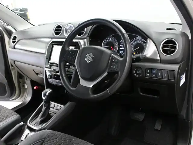 スズキ エスクード 三重県 2022(令4)年 1.1万km サバンナアイボリーメタリック/ブラック 2トーンルーフ セーフティサポート/・デュアルセンサーブレーキサポート/・誤発進抑制機能/・車線逸脱抑制機能/・車線逸脱警報機能/・ふらつき警報機能/・先行車発進お知らせ機能/・標識認識機能/・ブラインドスポットモニター/・リアトラフィックアラート/・アダプティブクルーズコントロール/純正8インチメモリーナビ・地デジTV/・DVD/CD/・Bluetooth/バックカメラ/ステアリングリモコン/パドルシフト/ハーフレザーシート/・前席シートヒーター/純正17インチアルミホイール/ブルー加飾付LEDヘッドライト/・オートライト/オートマチックハイビーム/LEDフォグライト/プッシュエンジンスタート/スマートキー×2